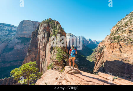 Wanderer am Aussichtspunkt, Angels Landing, Zion Canyon, Zion Nationalpark, Utah, USA Stockfoto