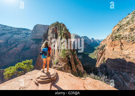 Wanderer am Aussichtspunkt, Angels Landing, Zion Canyon, Zion Nationalpark, Utah, USA Stockfoto