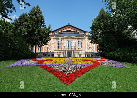 Bayreuther Festspielhaus, Richard-Wagner-Festspiele, Bayreuther Festspiele, grüne Hügel mit Blumenbeeten, Bayreuth, Oberfranken Stockfoto