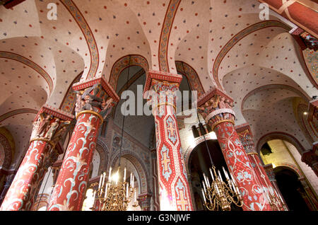 Spalten von der römischen Kirche Saint-Austremoine d'Issoire, Issoire, Auvergne, Frankreich, Europa Stockfoto