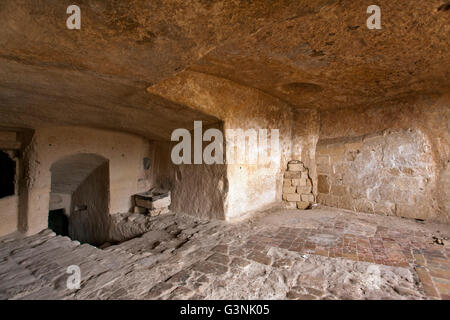 In ein verlassenes Haus in Höhle Wohnungen der Sassi di Matera in Sasso Barisano, UNESCO-Weltkulturerbe, Matera, Italien Stockfoto