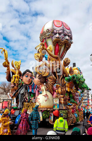 Paar Küssen auf einem Karneval-Schwimmer während Karneval Padare, Putignano, Bari, Apulien, Italien, Europa Stockfoto