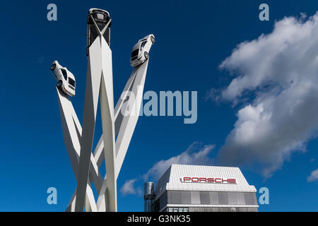 Skulptur Inspiration 911 am Porscheplatz, Künstler Gerry Judah, Stuttgart-Zuffenhausen, Baden-Württemberg, Deutschland Stockfoto