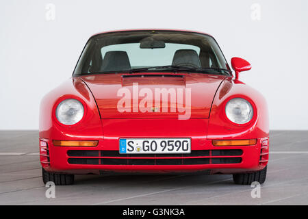 Roten Porsche 959 vor dem Porscheplatz, Porsche Museum Stuttgart-Zuffenhausen, Baden-Württemberg, Deutschland Stockfoto