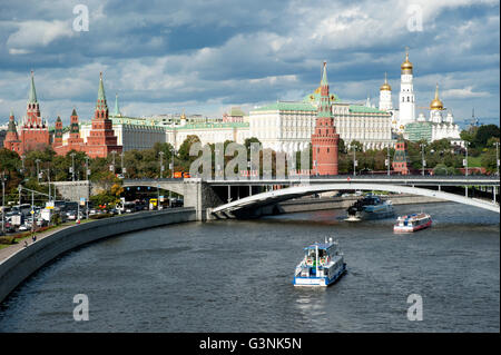 Blick über die Moskwa gegenüber dem Kreml und dem Roten Platz, Moskau, Russland Stockfoto
