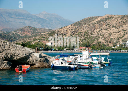 Boote in die Bucht von Agia Galini, Süd-Kreta, Griechenland, Europa Stockfoto