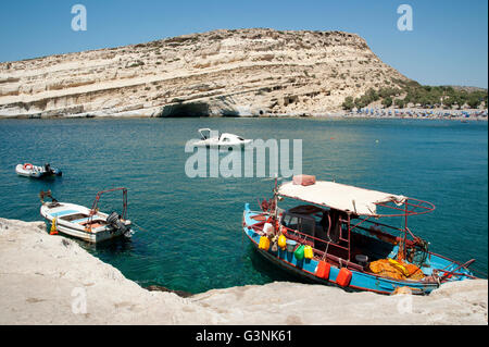 Boote in der Bucht von Matala, libysche Meer, Kreta, Griechenland, Südeuropa Stockfoto