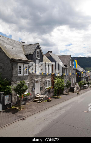 Häuser in Schiefer in Schloßstraße Straße, Bad Berleburg, Wittgensteiner Land Bezirk, Region Sauerland gekleidet Stockfoto