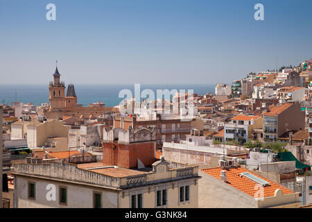 Blick über das Dorf mit Església de Santa Maria Kirche, Arenys de Mar, Comarca Maresme, Costa del Maresme, Katalonien, Spanien Stockfoto