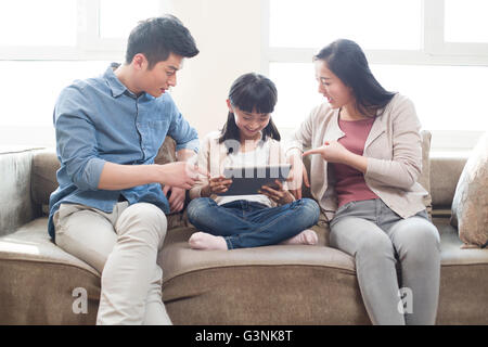 Junge Eltern ihre Tochter schelten Stockfoto