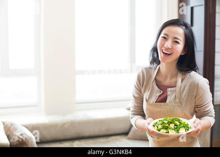 Glückliche junge Frau Essen Stockfoto