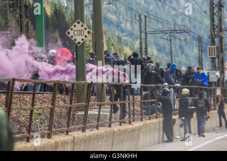 Brenner, Italien. 7. Mai 2016. Gewaltsame Zusammenstöße brach in der italienischen Seite des Brennerpasses zwischen Polizei und Maske tragen Demonstranten während einer Kundgebung gegen der österreichischen Regierung geplante Wiedereinführung von Grenzkontrollen an den Brenner. © Mauro Ujetto/Pacific Press/Alamy Live-Nachrichten Stockfoto