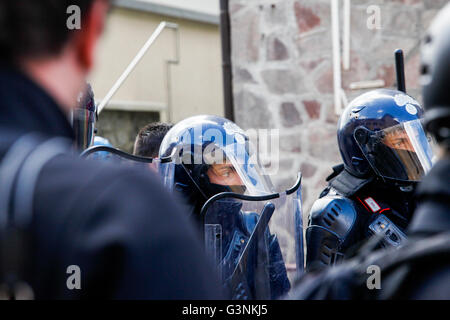 Brenner, Italien. 7. Mai 2016. Gewaltsame Zusammenstöße brach in der italienischen Seite des Brennerpasses zwischen Polizei und Maske tragen Demonstranten während einer Kundgebung gegen der österreichischen Regierung geplante Wiedereinführung von Grenzkontrollen an den Brenner. © Mauro Ujetto/Pacific Press/Alamy Live-Nachrichten Stockfoto