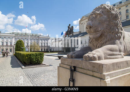 Warschau, Polen. 21. April 2016. Löwe vor dem Präsidentenpalast (in polnischer Sprache: Palac Prezydencki) in Warschau. Seit Juli 1994, der Palast der Amtssitz des Präsidenten der Republik Polen © Mateusz Wlodarczyk/Pacific Press/Alamy Live News Stockfoto
