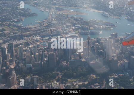 Sydney CBD Blick aus einem Flugzeugfenster, fliegen über Westfield Turm, ANZAC Bridge, Darling Harbour, Sydney Habour Stockfoto