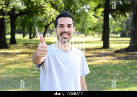 Porträt des Jünglings Latein Ordnung Geste in einem Park zu tun. Im Freien. Stockfoto