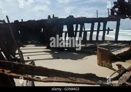 Details aus dem Inneren der SS Maheno Luxus Schiffbruch auf klar blauen Himmel Stockfoto