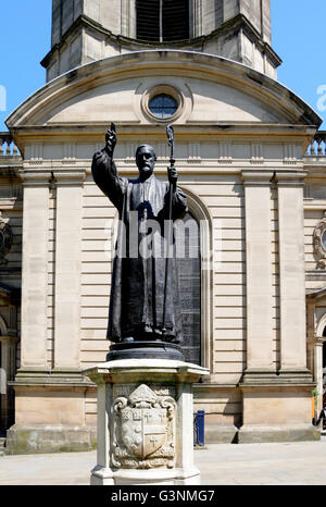 Blick auf St Philips Cathedral und der Glockenturm mit einer Statue des ersten Bischofs von Birmingham in den Vordergrund, Birmingham. Stockfoto