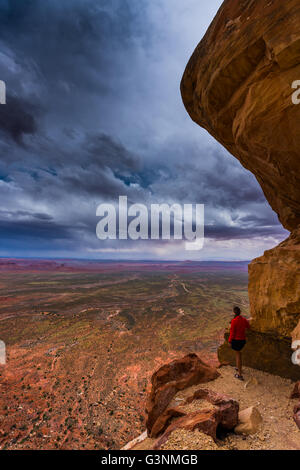 Frau auf der Suche durch das Tal der Götter bilden Moki Dugway Overllook Stockfoto