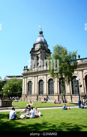 Blick auf St Philips Cathedral mit Menschen entspannen in der Sommersonne im Vordergrund, Birmingham, England, Vereinigtes Königreich, Europa. Stockfoto