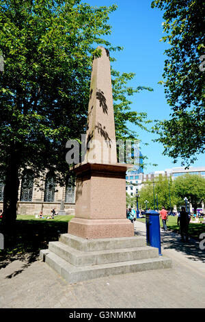 Blick auf das Kriegerdenkmal auf dem Gelände des St. Philips Cathedral mit der Kathedrale nach hinten, Birmingham, England, UK, Europa Stockfoto