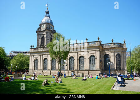 Blick auf St Philips Cathedral mit Menschen entspannen in der Sommersonne im Vordergrund, Birmingham, England, Vereinigtes Königreich, Europa. Stockfoto