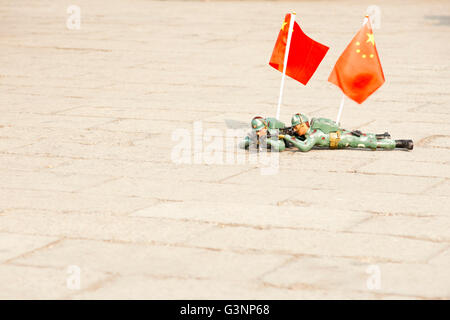 Batteriebetriebenes Spielzeug chinesische Soldaten bewegen über Ziegel Gehweg auf ihren Bäuchen auf verbotene Stadt, Peking, China, Asien Stockfoto