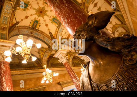 Architektonisches Detail der Skulptur und der Decke im Inneren des berühmten ungarischen Staatsoper, Neo-Renaissaince Interieur, Budapest Stockfoto