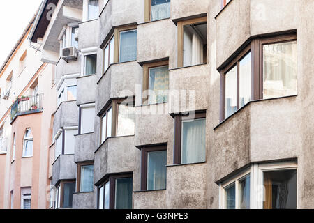 Monochromatische außen eines Mehrfamilienhauses mit Windows bilden ein Muster, Budapest, Ungarn Stockfoto