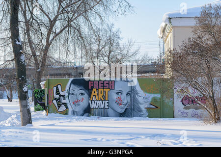 Orel, Russland - 24. Januar 2016: Graffiti Darstellung zwei Frauengesichter auf ein Betonzaun im Zentrum Stadt Stockfoto