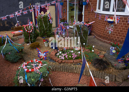 Dekorationen in Aufmachungen für ein Straßenfest zu Königinnen 90. Geburtstag feiern. West Midlands. UK Stockfoto