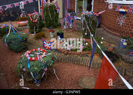 Dekorationen in Aufmachungen für ein Straßenfest zu Königinnen 90. Geburtstag feiern. West Midlands. UK Stockfoto