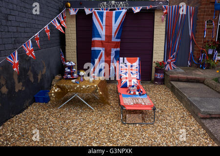 Dekorationen in Aufmachungen für ein Straßenfest zu Königinnen 90. Geburtstag feiern. West Midlands. UK Stockfoto