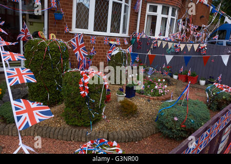 Dekorationen in Aufmachungen für ein Straßenfest zu Königinnen 90. Geburtstag feiern. West Midlands. UK Stockfoto