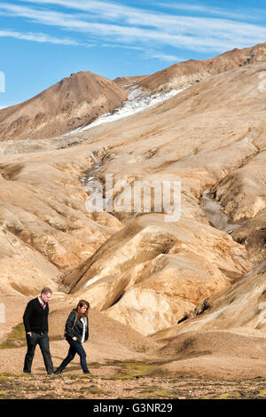 Zwei Erwachsene Wanderung entlang der Basis des Kerlingarfjoll Berg, Island, Europa Stockfoto