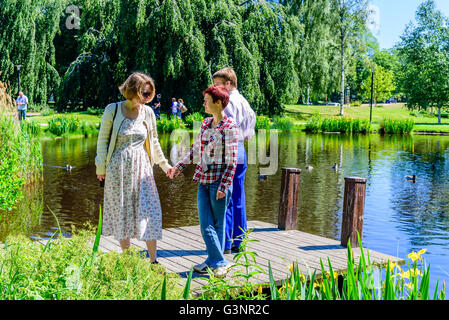 Ronneby, Schweden - 6. Juni 2016: Der schwedische Nationalfeiertag im öffentlichen Park. Mutter, Tochter und Sohn auf einem Holzsteg w Stockfoto