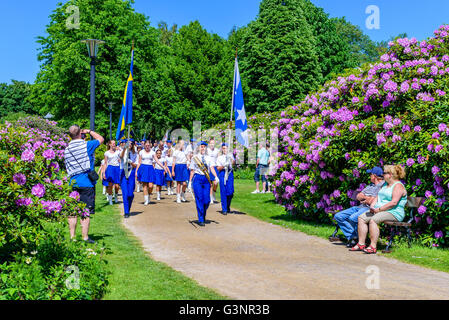 Ronneby, Schweden - 6. Juni 2016: Der schwedische Nationalfeiertag im öffentlichen Park. Ronneby Skolorkester (Schulorchester) mar Stockfoto