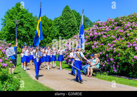 Ronneby, Schweden - 6. Juni 2016: Der schwedische Nationalfeiertag im öffentlichen Park. Ronneby Skolorkester (Schulorchester) mar Stockfoto