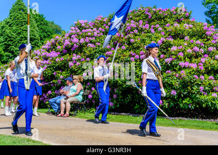 Ronneby, Schweden - 6. Juni 2016: Der schwedische Nationalfeiertag im öffentlichen Park. Ronneby Skolorkester (Schulorchester) mar Stockfoto