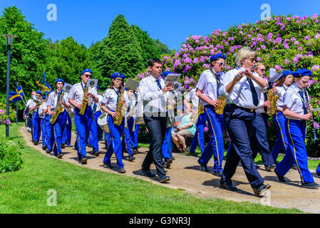 Ronneby, Schweden - 6. Juni 2016: Der schwedische Nationalfeiertag im öffentlichen Park. Ronneby Skolorkester (Schulorchester) mar Stockfoto