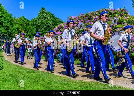 Ronneby, Schweden - 6. Juni 2016: Der schwedische Nationalfeiertag im öffentlichen Park. Ronneby Skolorkester (Schulorchester) mar Stockfoto