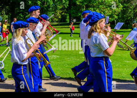 Ronneby, Schweden - 6. Juni 2016: Der schwedische Nationalfeiertag im öffentlichen Park. Ronneby Skolorkester (Schulorchester) mar Stockfoto