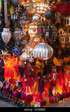 Laternen und beleuchtete Wandlampen aller Formen in ein Souvenir Markt, Marrakesch, Marokko, Afrika Stockfoto