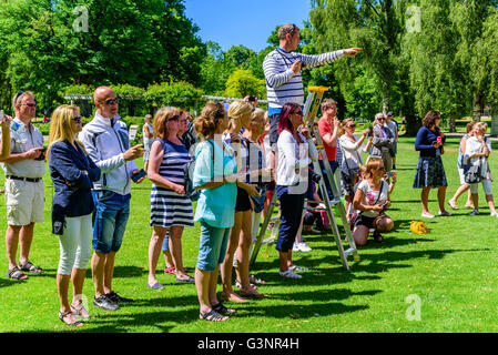 Ronneby, Schweden - 6. Juni 2016: Der schwedische Nationalfeiertag im öffentlichen Park. Viele Menschen nehmen Fotos, wenn die Stockfoto