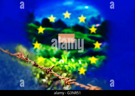 Schutzkonzept gegen Flüchtling mit verschwommenen rostigen Grunge im Alter Stab Stacheldrahtzaun auf EU-Flagge und Landschaft Hintergrund, clos Stockfoto