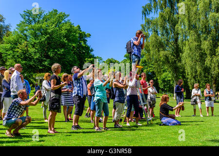 Ronneby, Schweden - 6. Juni 2016: Der schwedische Nationalfeiertag im öffentlichen Park. Viele Menschen nehmen Fotos, wenn die Stockfoto