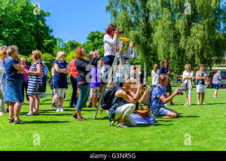 Ronneby, Schweden - 6. Juni 2016: Der schwedische Nationalfeiertag im öffentlichen Park. Viele Menschen nehmen Fotos, wenn die Stockfoto