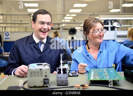 Kanzler George Osborne Uhren Karen Greenfield eine Platine Löten bei einem EU verbundenen Besuch in Renshaw Plc in Woodchester in der Nähe von Stroud, Gloucestershire. Stockfoto