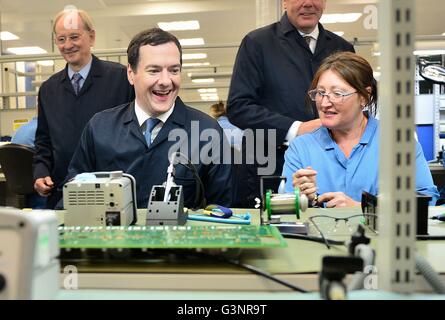 Kanzler George Osborne trifft Karen Greenfield bei einem EU verbundenen Besuch in Renshaw Plc in Woodchester in der Nähe von Stroud, Gloucestershire. Stockfoto