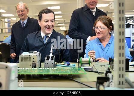 Kanzler George Osborne trifft Karen Greenfield bei einem EU verbundenen Besuch in Renishaw Plc in Woodchester in der Nähe von Stroud, Gloucestershire. Stockfoto